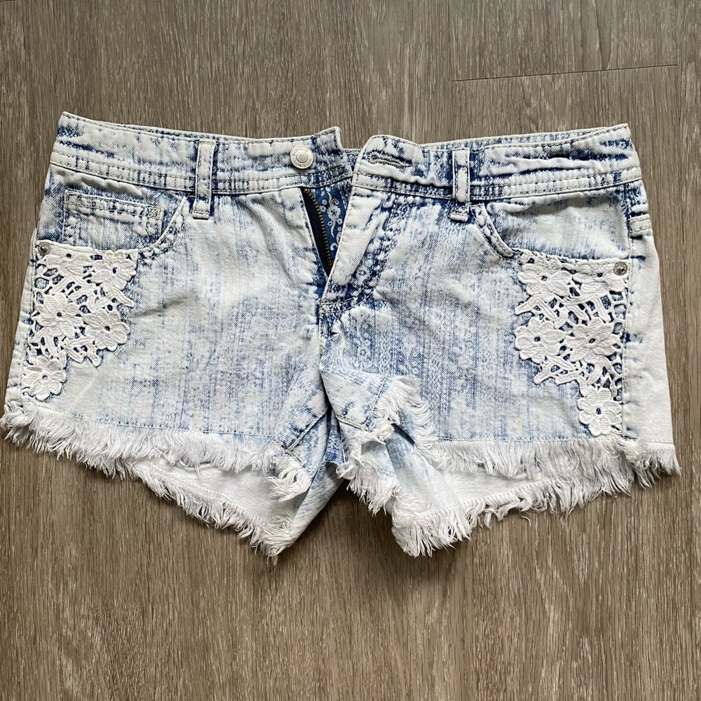 Summer shorts with flowers embroidered